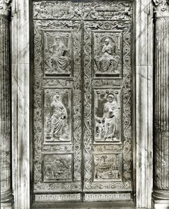 Relieftafel Tür dekoriert mit Szenen von Christus, der Jungfrau, den Heiligen Petrus und Paulus und dem Leben von Papst Eugen IV.