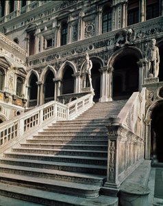 Ansicht der Scala dei Giganti (Treppe der Giganten), die zum Eingang des Dogenpalastes führt, von Antonio Rizzo (1430-1499) 1483-1491