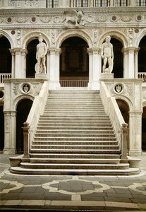 Ansicht der Scala dei Giganti, entworfen von Antonio Rizzo mit Statuen von Mars und Neptun von Jacopo Sansovino