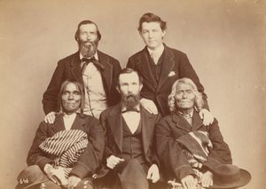 Alexander Gardner, William Henry Jackson und Antonio Zeno Shindler mit Pueblo-Delegierten Alejandro Padilla, Gouverneur von Isleta, und Ambrosio Abeita, Ex-Gouverneur von Isleta