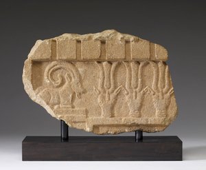 Fragment eines Frieses mit einem Steinbock und Oryxen, 5.-4. Jahrhundert v. Chr. (Kalkstein) von Arabian South
