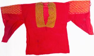 Ein besticktes Kleid aus rotem Musselin von Arabic School
