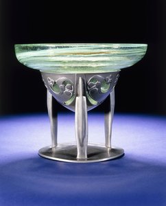 Eine Liberty Tudric Zinnschale mit Clutha-Glaseinsatz von James Couper & Sons, ca. 1902-05 von Archibald Knox