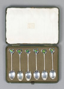 Ein Satz Cymric-Silberlöffel mit emaillierten Enden, entworfen von Archibald Knox (1864-1933) von Archibald Knox