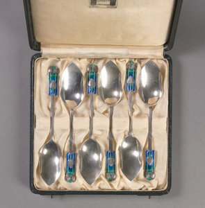 Satz von sechs Löffeln in Originalbox, Hersteller Liberty and Company, ca. 1895-1910 von Archibald Knox
