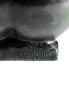 Kauerndes Mädchen, das einen Fuß hält