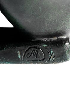 Kauerndes Mädchen, das einen Fuß hält