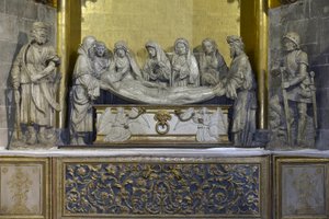 Das Grab: Das Leichentuch Christi wird von Nikodemus und Joseph von Arimathäa gehalten, der den Kopf Jesu hält, dahinter stützt der heilige Johannes die Jungfrau Maria, gefolgt von drei Frauen, die erste trägt die Dornenkrone und die letzte ist Maria Magda