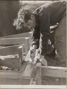 [Maurer glättet Zement beim Gießen eines Fundaments]