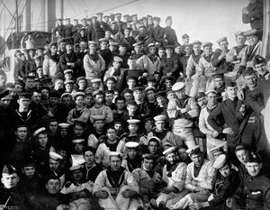Die Besatzung des Panzerkreuzers erster Klasse, HMS Imperieuse, 1896 von Arthur Debenham