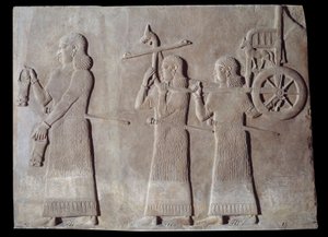 Hof des Palastes des assyrischen Königs Sargon II (721 - 705 v. Chr.) Diener tragen die Situlen und den Streitwagen des Königs. Paris, Louvre Museum