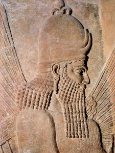 Detail eines Alabasterreliefs, das einen schützenden geflügelten Genie darstellt, aus dem Palast von Sargon II. (Dur Sharrukin), König von Assyrien in Khorsabad, Irak. 722-705 v. Chr.