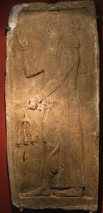 Priester mit einem Zweig des Granatapfelbaums (Detail eines Reliefs aus dem Palast des assyrischen Königs Sargon II.) von Assyrian