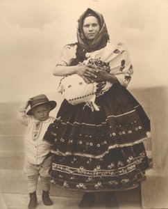 Slowakische Frau und Kinder, ca. 1910 von Augustus F. Sherman