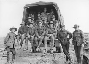 Ein Lastwagen voller australischer Artillerieverstärkungen fährt die Straße entlang, um sich den Batterien der 5. Australischen Divisionsartillerie anzuschließen, die in der Schlacht um die Hindenburg-Linienverteidigung engagiert sind