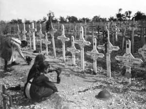 Französische Kinder pflegen Gräber auf dem Adelaide-Friedhof von Australiern, die an der Westfront gefallen sind, Villers-Bretonneux, Frankreich, 26. August 1919