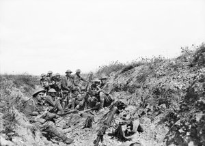 Leutnant A. V. Sedgwick MC und einige seiner Gruppe vom 24. Bataillon warten auf das Ende des Artilleriebeschusses auf Mont St Quentin, fotografiert wenige Minuten vor dem Verlassen des Grabens