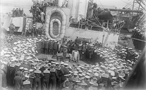 Seeleute drängen sich um den australischen Premierminister The Hon William Morris (Billy) Hughes, als er sie auf dem Deck der HMAS Australia in der Werft in Devon, England, anspricht, 21. Mai 1916