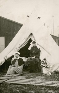 Schwester Eleanor Wibmer Jeffries und Schwester Nellie Constance Morrice (rechts) vor ihrem Zelt im No 3 Australian General Hospital mit Blumen, die vom Ufer der Somme gepflückt wurden, ca. Juni 1917 (s/w Foto)