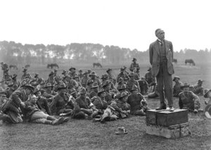 Der ehrenwerte William Morris (Billy) Hughes, stehend auf einer Plattform aus vier Munitionskisten, spricht zu einer Versammlung des 5. Australischen Feldsanitätsdienstes in der Nähe von La Motte, etwa einen Kilometer von Australian Photographer