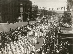 Frauen halten einen Friedensmarsch auf der King William Street, Adelaide, South Australia, November 1918