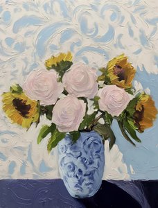 Rosen und Sonnenblumen in blauer Vase