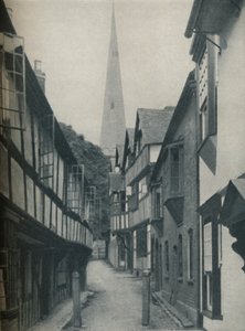 Schöne Häuser versammeln sich um einen Kirchturm, der zum Himmel zeigt, um 1935 von BC Clayton