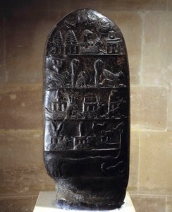 Orientalische Antike: Stele (oder Kudurru, Träger einer Landspende) aus schwarzem Kalkstein, geschnitzt mit Reliefs von König Meli-Shipak II (1186-1172 v. Chr.) zugunsten seines Sohnes Marduk-apla-iddina