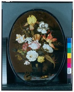 Stillleben mit Blumen in einer Glasvase auf einem Sims, mit einer Eidechse und Käfern von Balthasar van der Ast
