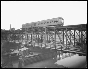 Hochbahn überquert die Wells Street Bridge, Chicago, Illinois, USA, ca. 1905 (s/w Foto) von Barnes and Crosby