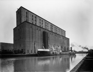 S. S. Arthur Orr am Armour Elevator E, Chicago, Illinois, USA, ca. 1905 (s/w Foto) von Barnes and Crosby