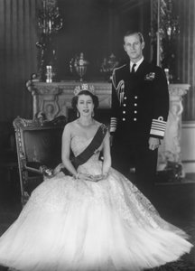 Ihre Majestät Königin Elizabeth II. und Seine Königliche Hoheit der Herzog von Edinburgh im Buckingham Palace, 12. März 1953 von Baron Sterling Henry Nahum