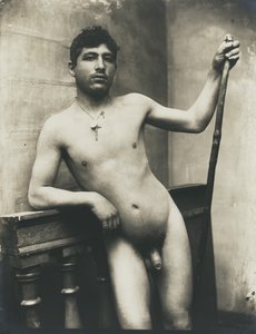 [Nackter Mann mit Stab und Kreuzkette]