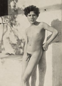 Nackter Jugendlicher