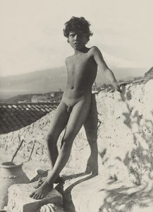 Nackter Jugendlicher stehend von Baron Wilhelm von Gloeden