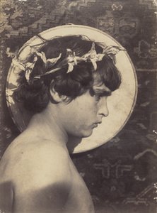 [Sizilianischer Junge mit Lilienkrone und Heiligenschein] von Baron Wilhelm von Gloeden