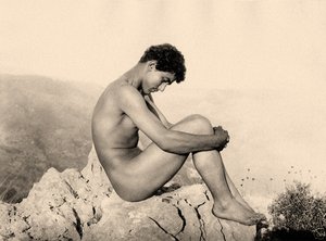 Studie eines männlichen Aktes auf einem Felsen, Taormina, Sizilien, um 1900 von Baron Wilhelm von Gloeden