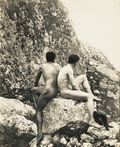 Zwei nackte männliche Jugendliche auf einem Felsen von Baron Wilhelm von Gloeden