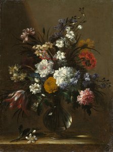 Eine Vase mit Blumen auf einem Tisch