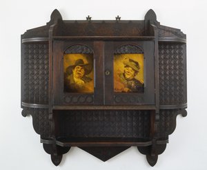 Hängeschrank mit Keramikplatten, um 1890er von Benn Pitman