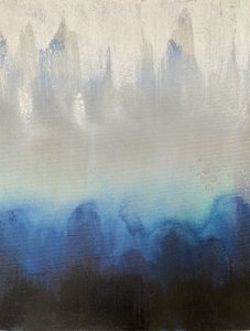 Neblige blaue Berge