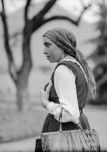 Landfrau in traditioneller konservativer Kleidung, wahrscheinlich Italien, aber möglicherweise Türkei