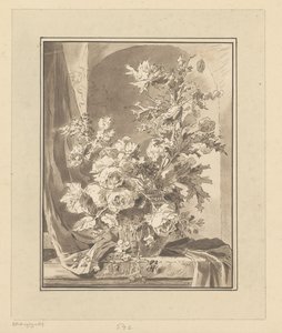 Vase mit Blumen vor einer Nische