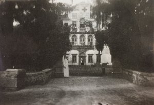 Album des Ersten Weltkriegs in Friaul-Julisch Venetien: Villa Brazzà, Heimat des 17. Kriegslazaretts in Soleschiano Manzano, Foto vom Kirchturm, 05/1916 von Bourbon Del Monte