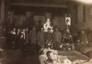 Album des Ersten Weltkriegs in Friaul-Julisch Venetien: Gruppenporträt am Weihnachtstag in der Villa Brazzà, Heimat von 17 des Kriegskrankenhauses in Soleschiano Manzano, 25/12/1915 (s/w Foto)