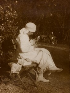 Album des Ersten Weltkriegs in Friaul-Julisch Venetien: Porträt einer Rotkreuzschwester im Park der Villa Brazzà, Heimat von 17 des Kriegskrankenhauses in Soleschiano Manzano (s/w Foto) von Bourbon Del Monte