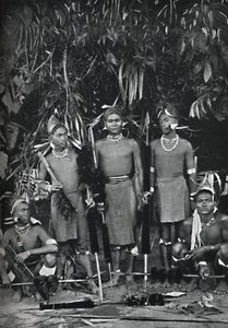 Angami Nagas in voller Tracht, 1902