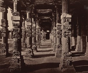 Innenansicht der Kolonnade der Hindoo-Säulen am Kootub von Bourne and Shepherd