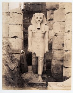 Eine Statue von Ramses in Luxor - Fotografie der Gebrüder Zangali, Ende 19. Jahrhundert von Brothers Zangaki