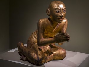 Mönch kniet im Gebet. Burma